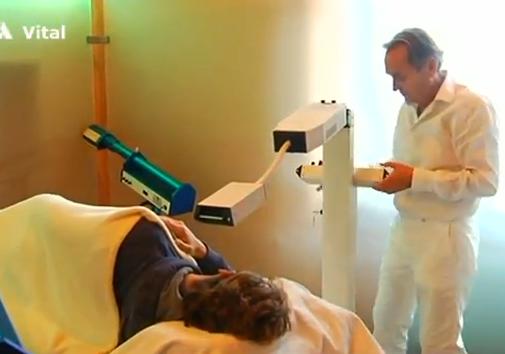 Dr. Wilden stellt die Laserlichtquelle für die Behandlung ein.